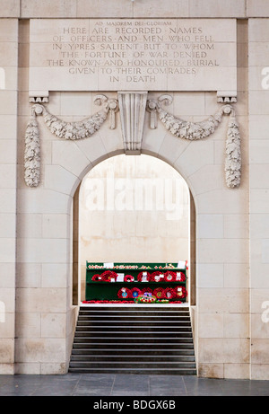 Kränze von Mohn links innen Gedenkstätte Menin Gate WW1 bei Ypern, Belgien Stockfoto