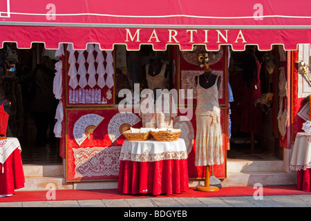 Bunten Haus Shop Souvenir-Boutique, mit Spitzen in Burano, Venedig, Veneto 91288-Venedig Stockfoto