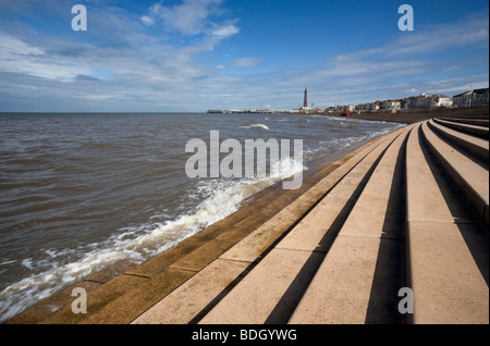 Blackpool Promenade und neuen Deich mit Blackpool tower entfernt. Stockfoto