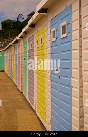 Eine Reihe von Strandhütten an Lyme Regis Dorset UK Stockfoto