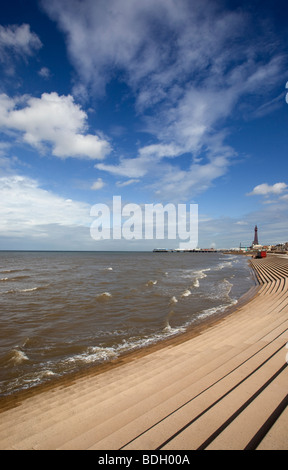 Blackpool Promenade und neuen Deich mit Blackpool tower entfernt. Stockfoto