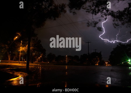 Blitze über einer Straße im südlichen Lincoln, Nebraska, in der Nacht. Stockfoto