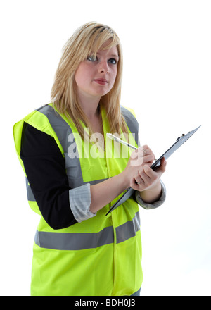 junge 20 jährige blonde Frau trägt hohe Vis Weste Notizen auf einem Klemmbrett und Konzentration nachschlagen Stockfoto