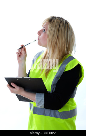 Junge 20 Jahre alte blonde Frau in hohen Vis Weste denken, das Aufschauen und Kauen am Ende eines Stifts hält ein Clipboard beobachten Notizen Manager Stockfoto