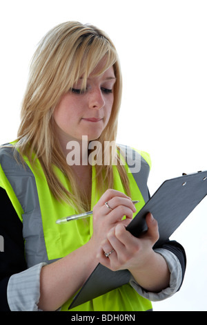 junge 20 jährige blonde Frau trägt hohe Vis Weste Lesung Notizen, die sie auf einem Klemmbrett übernommen hat Stockfoto