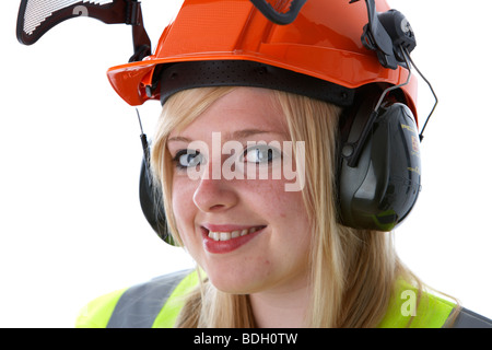 junge 20 jährige blonde Frau Lächeln auf den Lippen tragen orange Schutzhelm Ohr Protektoren Visier und hohe Vis Weste Stockfoto