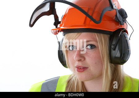 junge 20 jährige blonde Frau trägt Orange, den Gehörschutz Schutzhelm Visier und hohe Vis Weste Blickkontakt Stockfoto