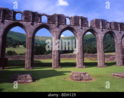 Llanthony Priory Kirchenschiff Bögen Hatterall Grat im Hintergrund Monmouthshire South Wales UK Stockfoto