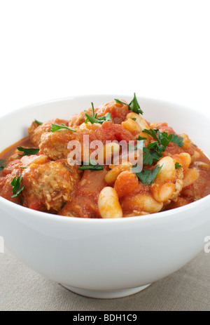 Ente und Schweinefleisch Wurst "Cassoulet", mit Cannellini und Flageolett Bohnen garniert mit Petersilie Stockfoto