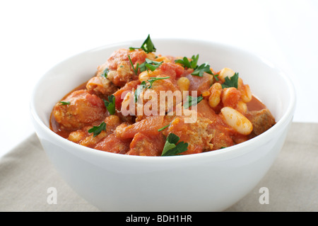 Ente und Schweinefleisch Wurst "Cassoulet", mit Cannellini und Flageolett Bohnen garniert mit Petersilie Stockfoto