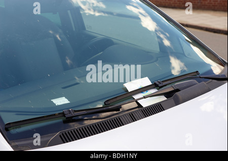 Auto Parkplatz Ticket Fenster und Geldstrafe für vergangene Zeit bleiben Stockfoto
