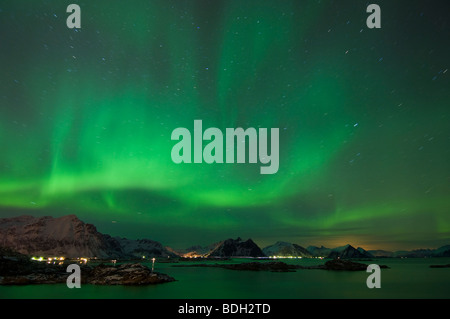 Northern Lights Leuchten über Berge der Lofoten-Inseln, Blick nach Norden von Stamsund, Leknes, Norwegen Stockfoto