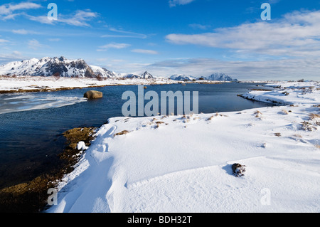 Schnee bedeckte Küste in der Nähe von Leknes, Stamsund, Lofoten Inseln, Norwegen Stockfoto