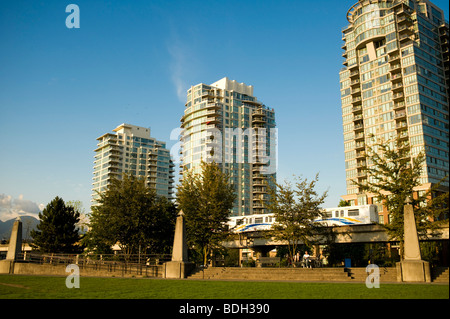 Vancouver-Eigentumswohnung Türme mit dem Skytrain im Vordergrund. Vancouver BC, Kanada Stockfoto