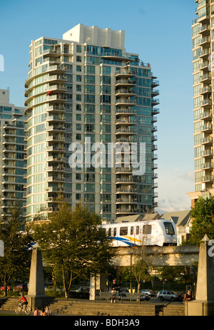 Vancouver-Eigentumswohnung Türme mit dem Skytrain im Vordergrund. Vancouver BC, Kanada Stockfoto