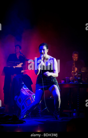 Camille O'Sullivan in Edinburgh auf der Bühne. Stockfoto