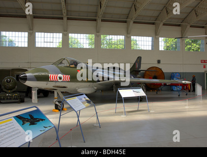 Getarnt in Livree und untergebracht in Hangar 4 IWM Duxford, dieses schöne Beispiel der Hawker Hunter F6 Düsenjäger. Stockfoto