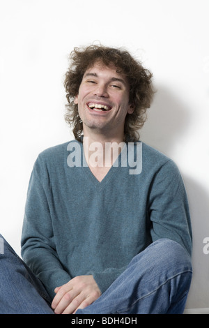 Porträt Mittleralter lächelnder Mann sitzen. Weißem Hintergrund Stockfoto