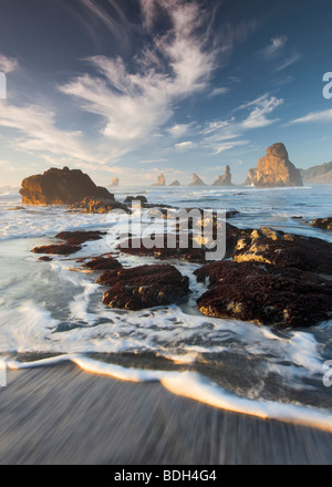 Pazifikküste mit interessanten Wolken bei Sonnenuntergang. Samuel H. Boardman State Scenic Korridor. Oregon Stockfoto