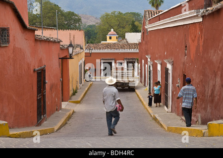 Seitenstraße mit bunt bemalten Häusern in der Stadt Cosala; Sinaloa, Mexiko. Stockfoto