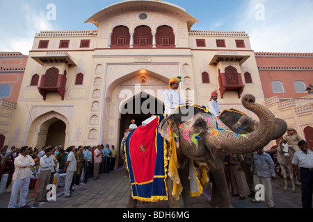 Jaipur, Rajasthan, Indien - März 29: Menschen und Elefanten der Stadt die Gangaur Festival eines der wichtigsten des Jahres 29. März 2009 in Jaipur, Rajasthan, Indien feiern Stockfoto