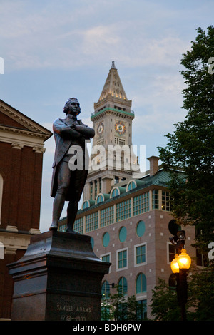 Statue von SAMUEL ADAMS vor FANEUIL HALL mit CUSTOM HOUSE TOWER hinter - BOSTON, MASSACHUSETTS Stockfoto