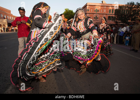 Jaipur, Rajasthan, Indien - März 29: Menschen und Elefanten der Stadt die Gangaur Festival eines der wichtigsten des Jahres 29. März 2009 in Jaipur, Rajasthan, Indien feiern Stockfoto