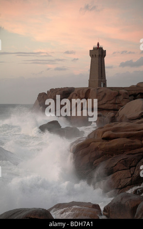 Leuchtturm bei Ploumanach an der Rose Granit Küste Brittany France bei Sonnenuntergang Stockfoto