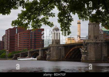 LONGFELLOW BRIDGE überquert den CHARLES RIVER PARK - BOSTON, MASSACHUSETTS Stockfoto