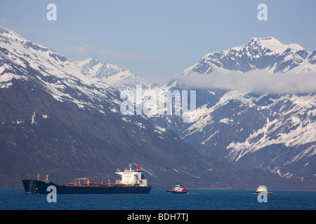 Ein paar von Crowley Schlepper Escort Öltanker Sierra, Prinz-William-Sund, Valdez, Alaska Stockfoto