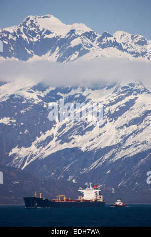 Ein paar von Crowley Schlepper Escort Öltanker Sierra, Prinz-William-Sund, Valdez, Alaska Stockfoto