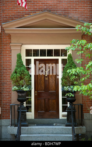 Eingang eines klassischen Ziegel-Hauses in der renommierten LOUISBURG SQUARE auf BEACON HILL - BOSTON, MASSACHUSETTS Stockfoto