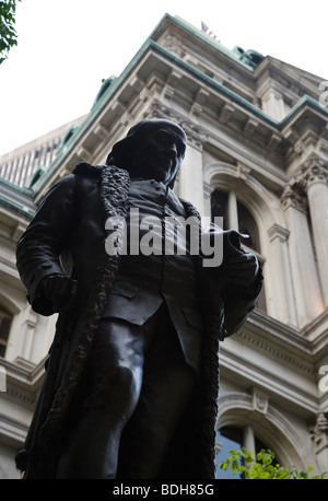 Statue von Benjamin Franklin im alten Rathaus wurde 1865 fertig gestellt und dient heute als Büros - BOSTON, MASSACHUSETTS Stockfoto