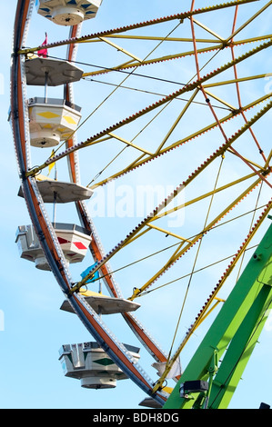 Riesenrad dreht sich an einem Sommertag auf der Kirmes. Stockfoto
