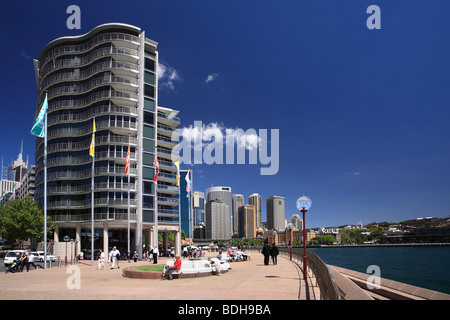 Skyline von Sydney am Circular Quay, entnommen aus dem Opernhaus-Vorplatz Stockfoto