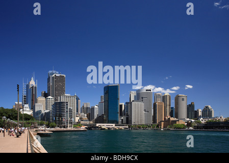 Skyline von Sydney am Circular Quay, entnommen aus dem Opernhaus-Vorplatz Stockfoto