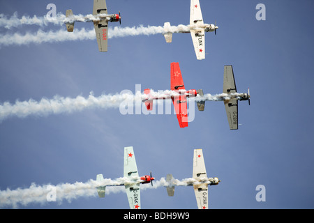 Aerobatic Anzeige der Yaks im blauen Himmel Stockfoto