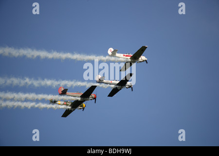 Aerobatic Anzeige der Yaks im blauen Himmel Stockfoto