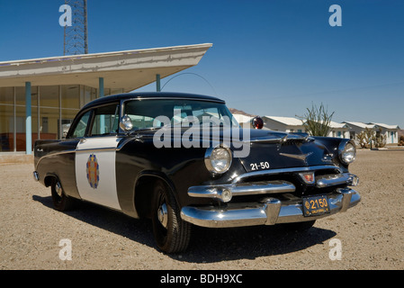 1956-Dodge Coronet-Polizei-Kreuzer an Roys Motel und Cafe in Amboy, Mojave Trails National Monument, California, USA Stockfoto