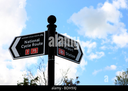 Melden Sie für Glasgow Airport und National Cycle Route Stockfoto