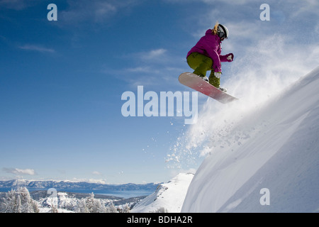 Weiblichen Snowboarder ein 540 im Hinterland an einem sonnigen Tag in Kalifornien zu tun. Stockfoto