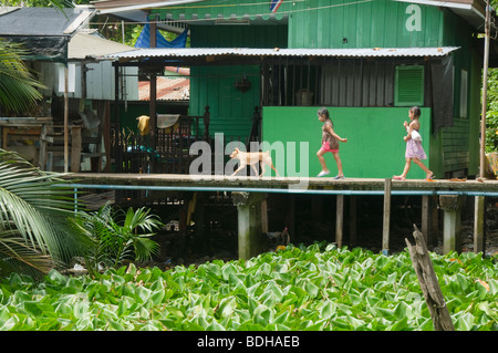 Kinder beim Spielen in ihrem Stelzen-Dorf in der Nähe von Bangkok Thailand Stockfoto