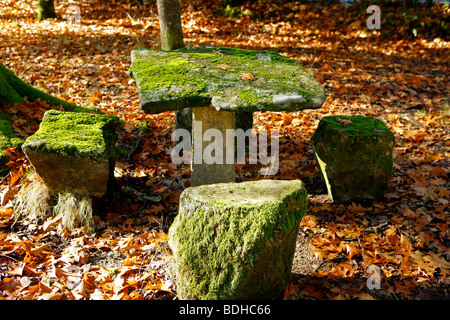 Stein-Stühle und Tisch in der Mountain Nationalpark von Peneda Geres im Norden von Portugal Stockfoto