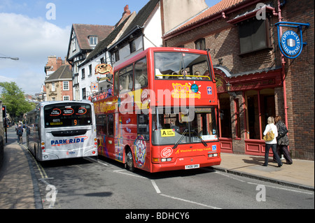 Doppeldecker-offene Top Sightseeing-Bus vorbei an einem einzigen Doppeldecker-Bus in den engen Gassen der Stadt oder York, England Stockfoto