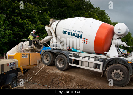 Zement-LKW Lieferung an die Baustelle Stockfoto