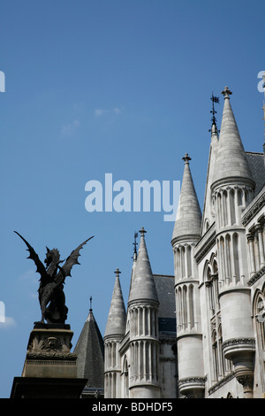 Stadt-Drachen und den königlichen Höfen von Justice (Justizpalast), der Strand, London, UK Stockfoto