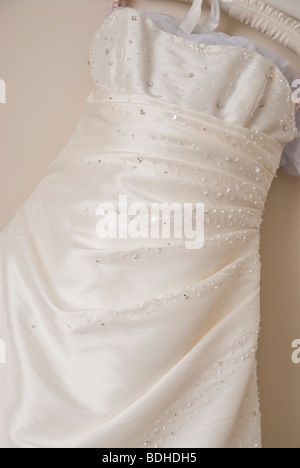 Brautkleid hing an der Wand die Braut bereit zu warten Stockfoto
