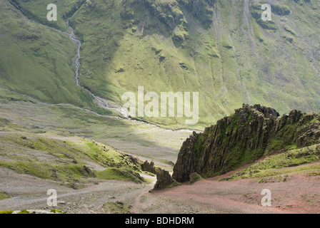 Blick vom Westmorland Cairn auf dem Great Gable mit Blick auf das Great Hell Gate in Richtung Tophet Bastion und NAPEs, mit Lingmell Beck im Tal Stockfoto