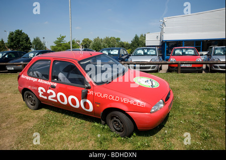 Altes Auto bei einem Autohändler verwendet wird, um die Regierungen Zulage Abwrackprämie im Jahr 2009 eingeführt werben. Stockfoto