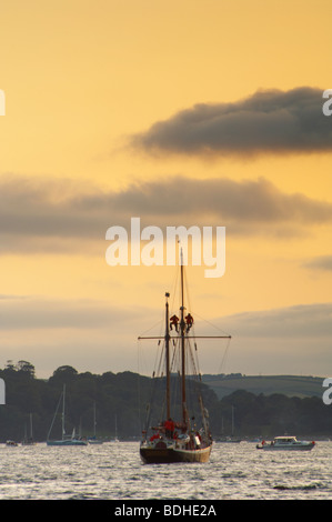 Segler, die Arbeiten in der Takelage eines großen Schiffes bei Sonnenuntergang in Plymouth Sound Devon UK Stockfoto